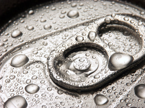 detalle de una lata de refresco h&uacute;meda.