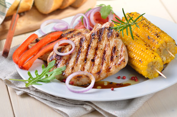 Schweinesteak vom Grill mit Maiskolben