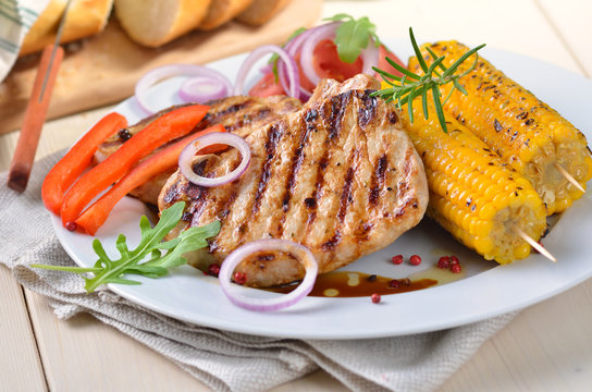 Schweinesteak vom Grill mit Maiskolben