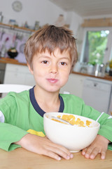 Junge beim Frühstück