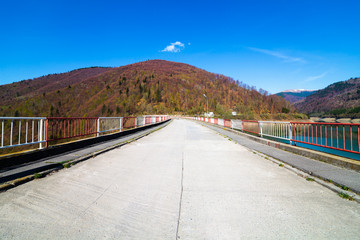 Fototapeta na wymiar Most i góry
