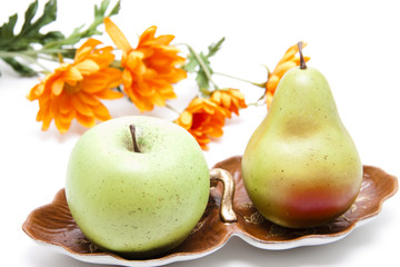 Apfel und Birne mit Blumen