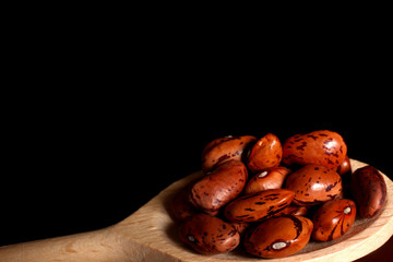fagioli su cucchiaio di legno