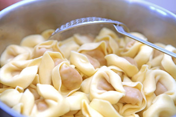 Tortellini im Kochtopf