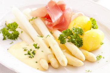 Spargel mit schinken