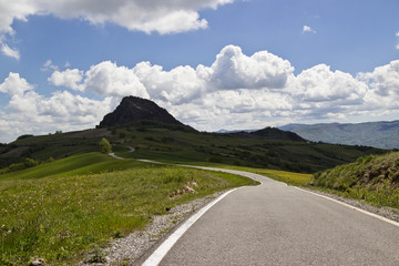 paesaggio colli piacentini con strada