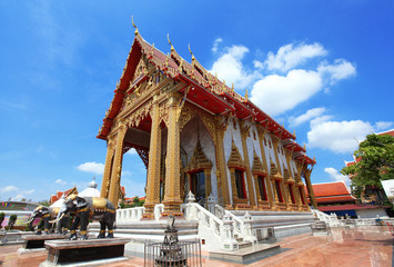 Obraz premium Thai temple with blue sky background (Samiennaree temple )