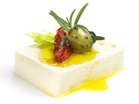 Schafskäse - Feta Käse mit Olive und Olivenöl Freigestellt