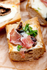 Crostini z szynką parmeńską, grzybami i parmezanem