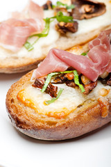 Crostini z szynką parmeńską, grzybami i parmezanem