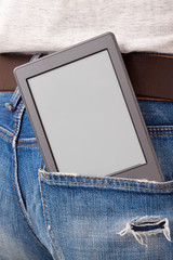e-Reader,  ebook steckt lässig in der Hosentasche