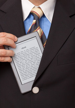e-Reader,  ebook wird aus dem Sakko gezogen