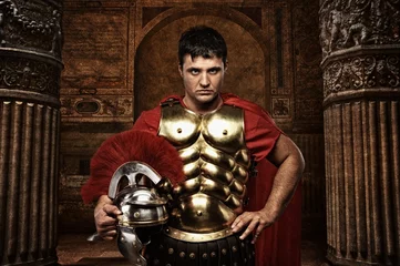Abwaschbare Fototapete Ritters Römischer Soldat gegen antikes Gebäude.