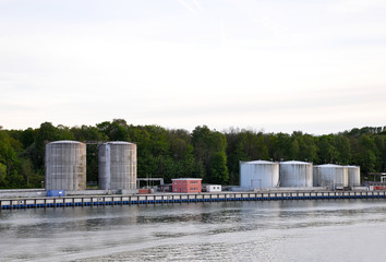 Tank im Hafen