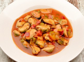 Guiso de mejillones con salsa de tomate,cebolla y pimiento