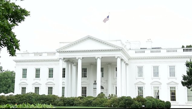 Wei&szlig;es Haus in Washington - S&uuml;dfl&uuml;gel mit wehender Flagge