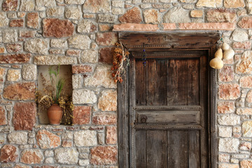 Fototapeta na wymiar Stary dom z drewnianych drzwi fasada