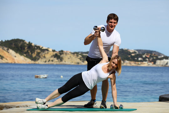 trainer mit sch&uuml;lerin am strand