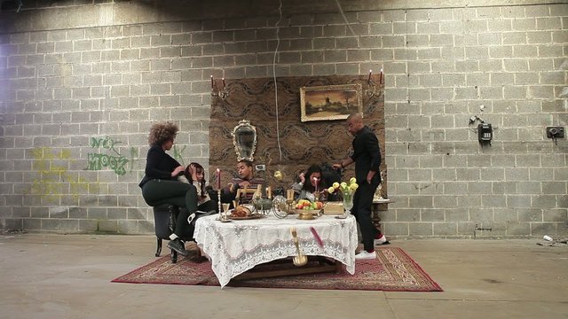 Lustre tombant sur une table