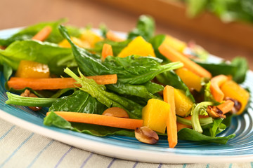 Spinach, mango and carrot salad with peanuts