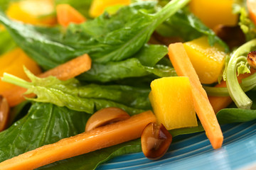 Spinach, mango and carrot salad with peanuts
