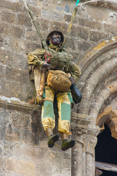 Parachutiste suspendu de Sainte-M&egrave;re-Eglise