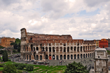 Naklejka premium Roma: Colosseo ed arco di Costantino dal colle Palatino