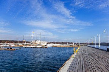 Obraz premium Marina to the pier from the city flag on the mast in Sopot