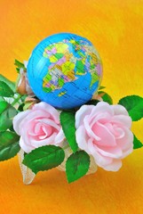 Globo terrestre sopra le rose