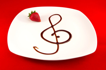 Chiave di violino con aceto balsamico, fragola, musica in cucina