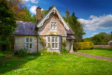 Fairy tale cottage house in Killarney National Park, Ireland - obrazy, fototapety, plakaty