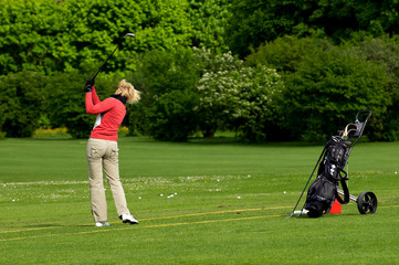 Golfspielerin beim Abschlag