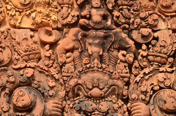 Fototapeta na wymiar Relief z trzech słoni w świątyni Banteay Srei. Angkor.