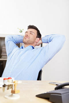 Entspannter Manager im B&uuml;ro