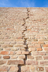 Fototapeta na wymiar cracked brick wall