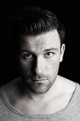 Dunkles Portrait eines Mannes