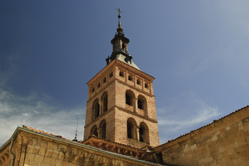 Fototapeta na wymiar Wieża kościoła w Segowii