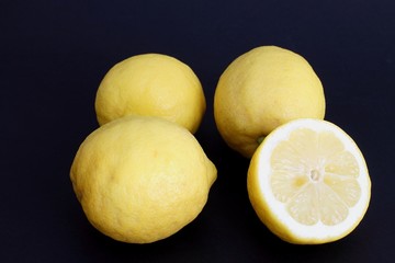 limoni su sfondo scuro
