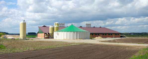 barn with silos © hansenn