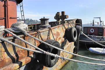 vecchio peschereccio in porto