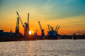 Fototapeta na wymiar Port Gdańsk o zachodzie słońca