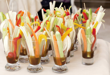 Verdure crude tagliate in bicchere