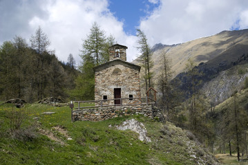 Fototapeta na wymiar Antique Kościół w Alpach włoskich
