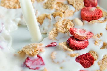 Dietary flakes with strawberry and milk