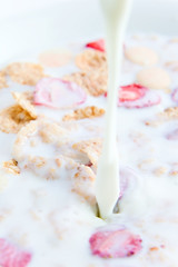 Dietary flakes with strawberry and milk