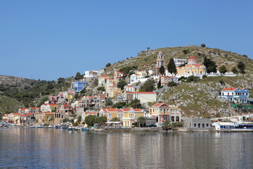 Fototapeta na wymiar Häuser und Kirche am Hafen von Symi