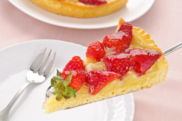 Fetta di torta con le fragole
