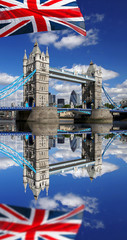 Fototapeta na wymiar Tower Bridge z flagą Anglii w Londynie