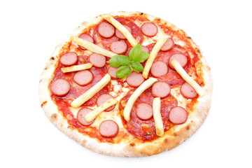 pizza wurstel patate fritte e salame piccante su sfondo bianco