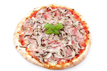 pizza con funghi e prosciutto su sfondo bianco